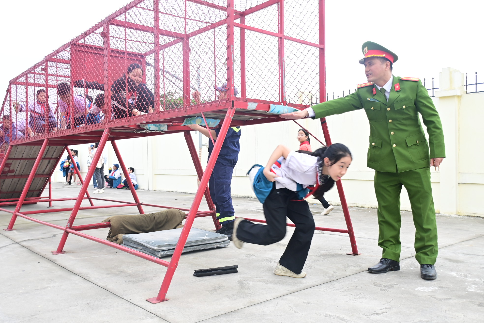 Gần 4.000 người tham gia tuyên truyền, trải nghiệm, thực hành chữa cháy và cứu nạn, cứu hộ